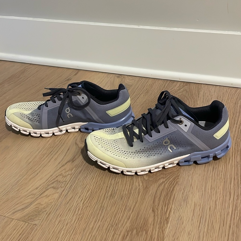 On Cloud tennis shoes never worn, blue/yellow-green, women’s US 7.5